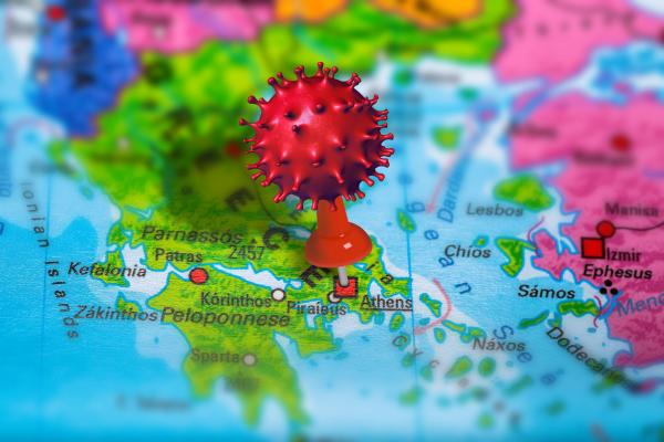 Harta Greciei marcată cu un semn care reprezintă virusul ce provoacă boala Covid