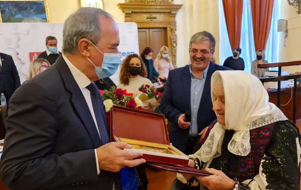 O bătrânică de 88 de ani, declarată "Tezaur Uman Viu", a primit și titlul de "Cetăţean de Onoare": "Eu, o femeie cu 4 clase, de la ţară"