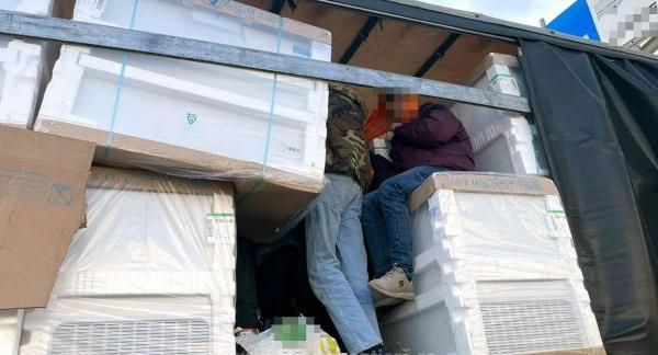 26 de migranţi au fost descoperiţi ascunşi într-un camion încărcat cu frigidere, la Nădlac II. Şoferul e român