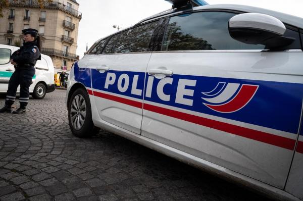Un bărbat costumat în ninja și înarmat cu o sabie a atacat două polițiste, în Franța
