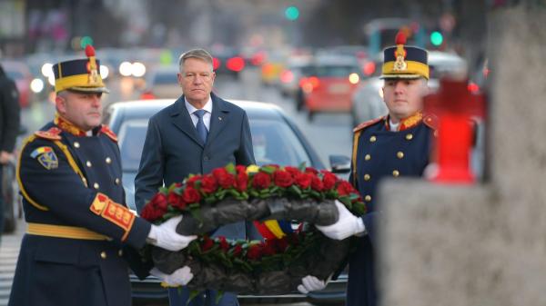 Klaus Iohannis a depus o coroană în memoria victimelor Revoluţiei din Decembrie 1989