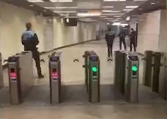 A doua alertă cu bombă într-o zi: Colet suspect la metrou. Trenurile nu au mai oprit la Piața Victoriei timp de jumătate de oră