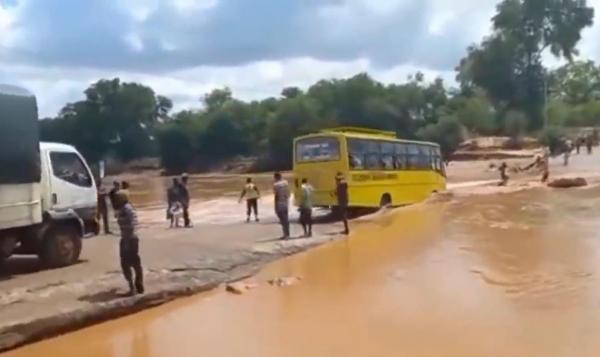 Zeci de oameni, între care femei și copii, au sfârșit într-un autobuz luat de ape, în Kenya. Erau invitați la o nuntă
