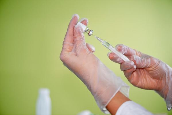Dentistul italian care a încercat să se vaccineze într-un braț din silicon spune că s-a vaccinat: "Am fost obligat să o fac"