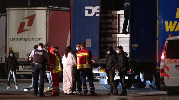 Copii găsiți înfometaţi într-un TIR românesc, în Germania. Disperați, au tăiat prelata camionului, au scos mâinile şi au strigat după ajutor