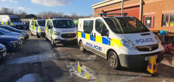 Adolescenți siliți să curețe duba de poliție cu periuțele de dinți, după ce au aruncat cu noroi în ea, în Anglia