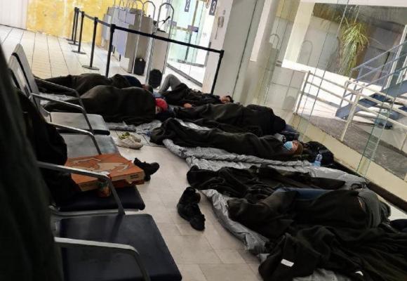 Continuă coşmarul românilor blocaţi pe aeroportul din Cancun