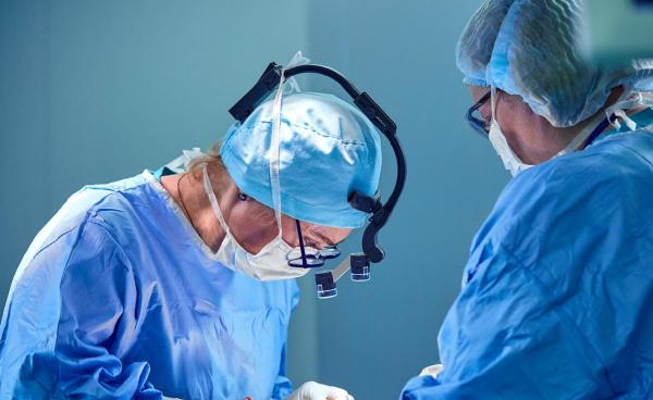 Medici chirurgi plasticieni în timpul operaţiei