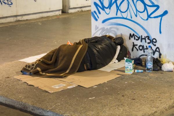 Un român din Germania a ajuns să doarmă pe străzi, după ce a fost înşelat de patronii la care lucra