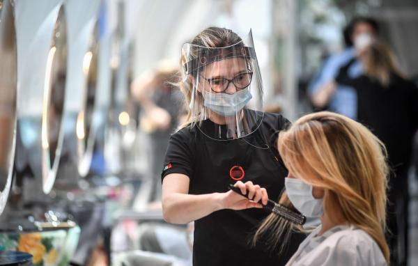 În Austria, oamenii merg la frizer/coafor doar cu un test negativ la infecția cu Sars-CoV-2