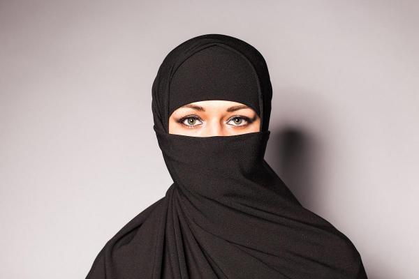 Femeie care poartă burqa de culoare neagră