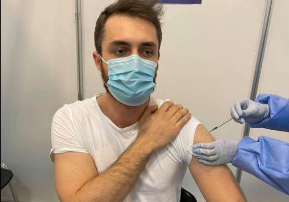 Un bărbat vaccinat cu Pfizer a primit din greșeală la rapel o doză Moderna: ”Astăzi am devenit un cobai mai aparte”