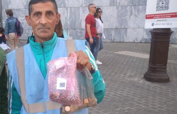 Nelu, românul fără adăpost din Nisa care și-a donat toate economiile victimelor furtunii Alex, a devenit din nou erou. De data aceasta pentru o mămică
