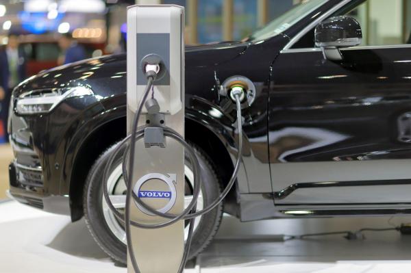 Un autovehicul Volvo care folosește energie regenerabilă este prezentat la o expoziție auto din Thailanda, în 2016