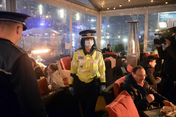 Tânăr din Capitală care trebuia să stea în carantină, găsit de polițiști la o petrecere cu alte 18 persoane
