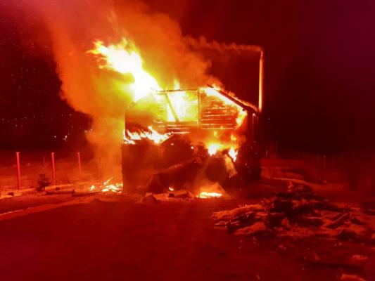 O femeie a ars de vie noptea trecută, în Cluj. Pompierii s-au luptat trei ore cu flăcările