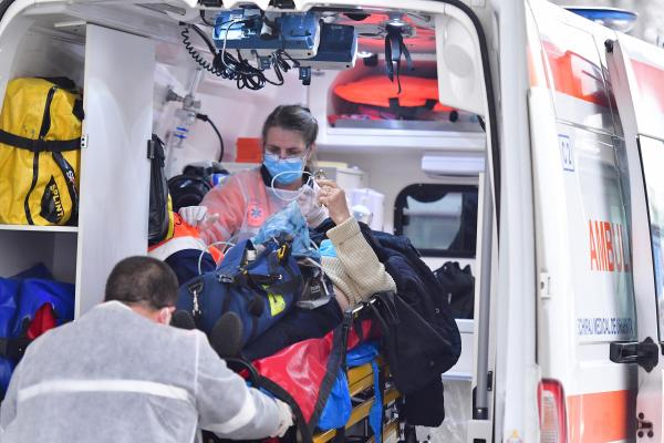Echipajul unei ambulanțe transporta un pacient bolnav de Covid la spital