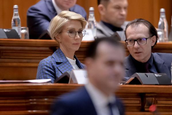 Ministrul Muncii, Raluca Turcan, alături de premierul Florin Cîțu
