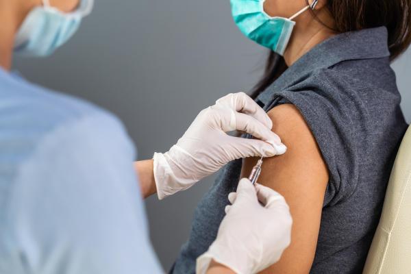 O femeie se vaccinează anti-COVID. Imagine ilustrativă