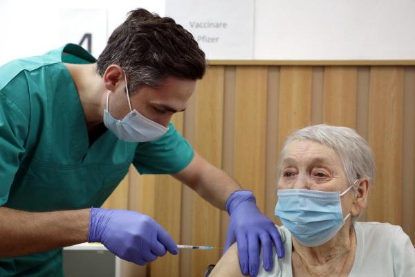 Valeriu Gheorghiță vaccinează anti-COVID o femeie în vârstă de 86 de ani