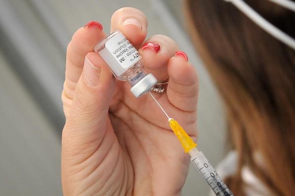 Pfizer anunță că la șase luni după rapel eficiența vaccinului său este de 91,3%. Eficiență de 100% în fața tulpinii sud-africane