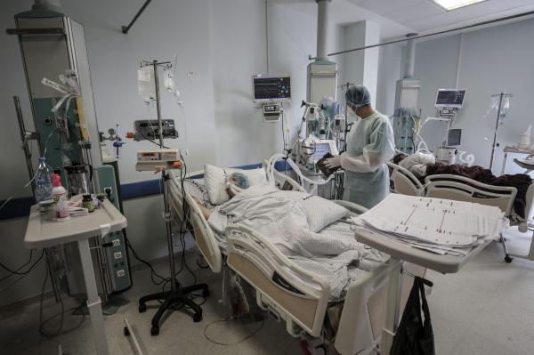 Un bărbat bolnav de Covid s-a sinucis după ce a fost vizitat de fiu. Bărbatul s-a aruncat de la etajul III al Spitalului din Piatra Neamț