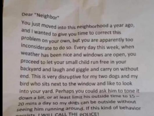 O mamă din Statele Unite a primit un bilet dur din partea unui vecin, care îi cerea să-şi lase fiul afară doar 15 minute, altfel va chema poliţia