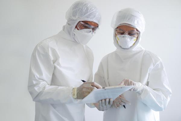 Doi medici poartă echipament de protecție împotriva infectării cu coronavirus.