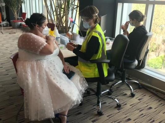 O femeie din Statele Unite a venit în rochia de mireasă la vaccinare