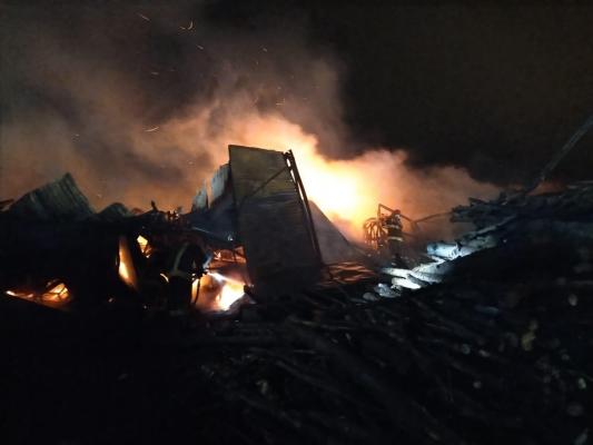 Incendiu masiv la un depozit de mobilă din Gheorgheni