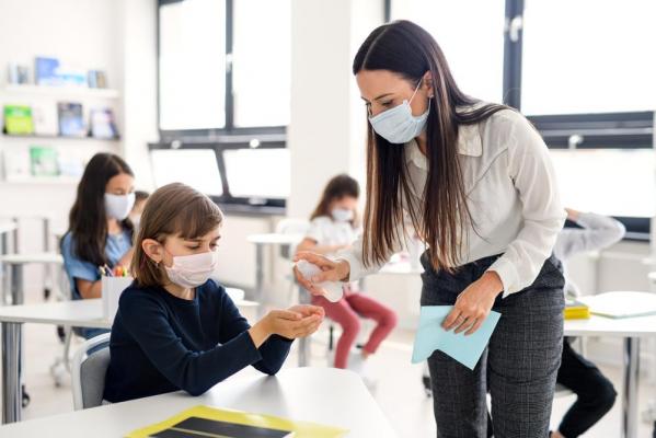 elevi dezinfectare şcoală