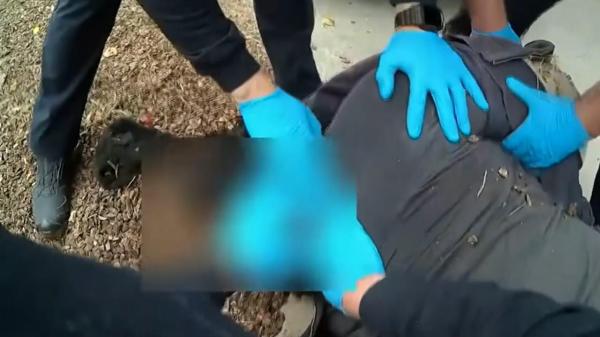 Trei polițisti din SUA care încercau să aresteze un bărbat obez s-au urcat pe el și l-au ucis. ”N-am făcut nimic”