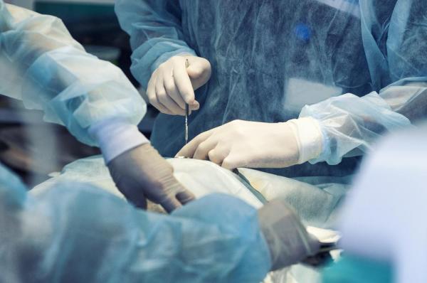 Acuzaţii de malpraxis la un spital din Craiova: Un bărbat a murit, după ce i s-a tăiat carotida în timpul unei operaţii de amigdalită