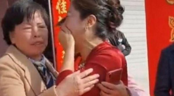 Telenovelă în toată regula: O femeie din China a aflat în ziua nunții fiului său că nora este fiica pierdută. Chiar și așa, ceremonia a mers mai departe