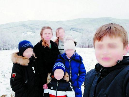 Cristina, o mamă cu cinci copii din județul Suceava, agresată de soțul alcoolic, are interzis la divorț de la preotul din sat: Trebuie să-și ducă crucea