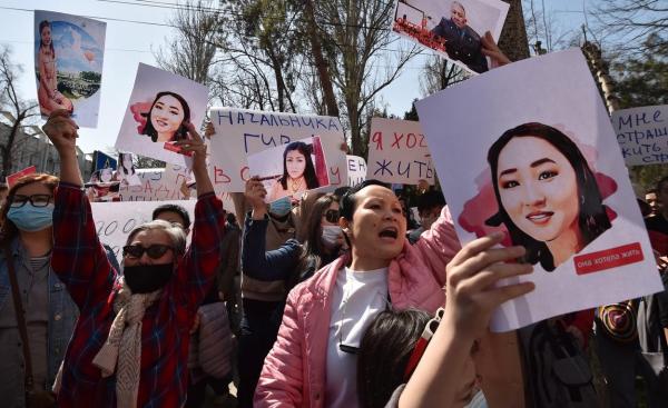 Protestatarii s-au adunat în fața Ministrului de Interne din Kirghizstan, cu fotografia uneia dintre victime