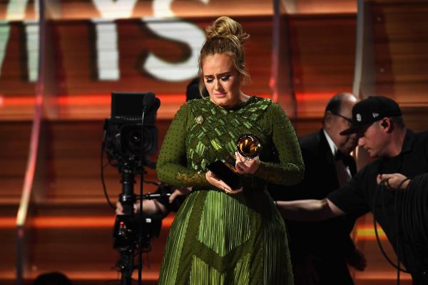 Adele plânge la primirea premiului Grammy pentru albumul „25”