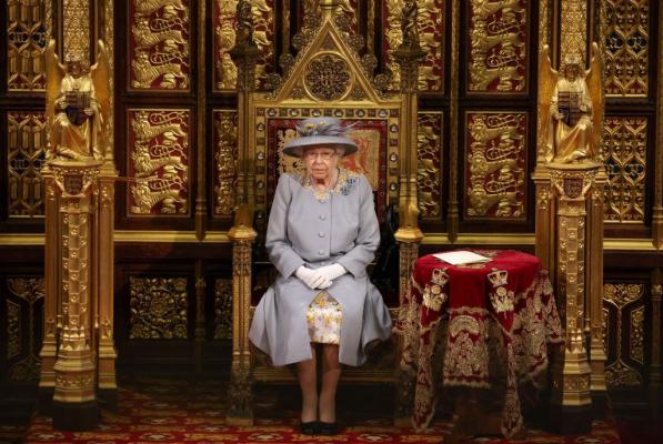 Regina Elisabeta, singură, în Camera Lorzilor