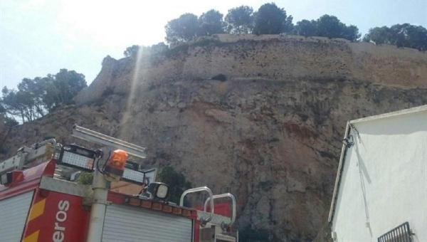 Româncă găsită nevinovată în Spania, după ce s-a aruncat în gol cu bebelușul în brațe, din turnul castelului Denia