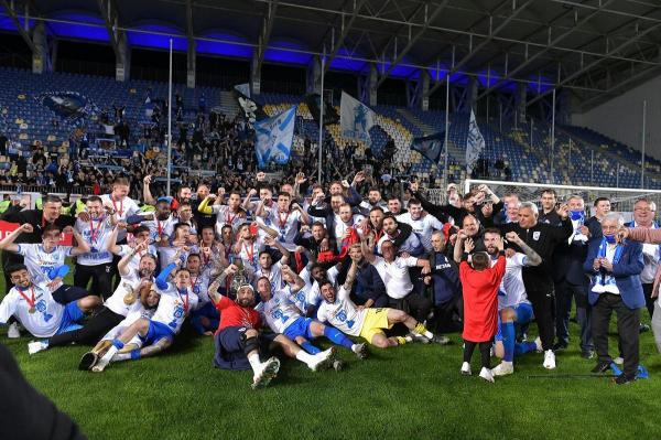 Fotbaliştii de la CS Universitatea Craiova, bucurându-se de câştigarea Cupei României