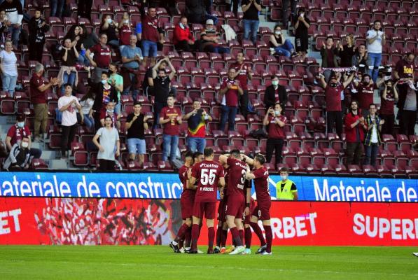 Fotbaliştii de la CFR Cluj, bucurându-se pentru câştigarea titlului de campioană a României