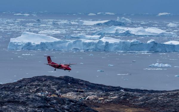 Un avion aterizează în Ilulissat, Groenlanda