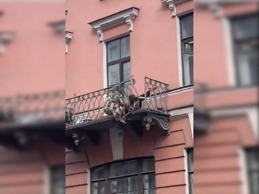 Momentul în care doi tineri cad de la balcon, după ce balustrada cedează sub greutatea lor, în Rusia