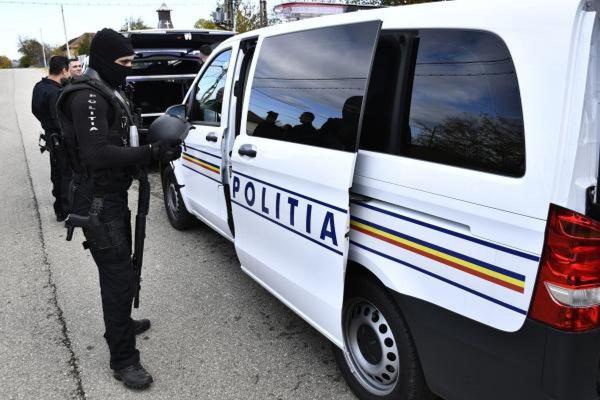 Un individ care afișa un cuțit în fața călătorilor într-un autobuz, în București, a fost săltat de ofițerii SRI