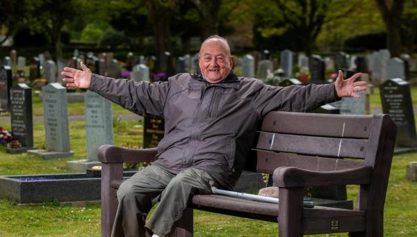 Bill Jones la cimitirul său local din Tiverton, Devon