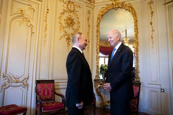 Președintele SUA Joe Biden (R) discută cu președintele rus Vladimir Putin înainte de summit-ul SUA-Rusia de la Villa La Grange, la Geneva, la 16 iunie 2021