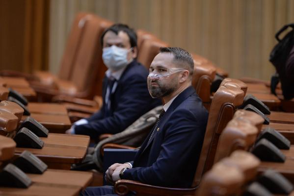 Deputatul AUR, Mihai Lasca (C) participa la sedinta de constituitre a noului Parlament rezultat in urma alegerilor din 6 decembrie, luni 21 decembrie 2020, la Palatul Parlamentului din Bucuresti