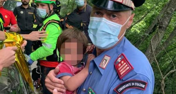 Miracol neaşteptat: Copil de aproape doi ani, găsit în viaţă după ce şi-a petrecut două nopţi în pădure la câţiva kilometri de casă, în Italia