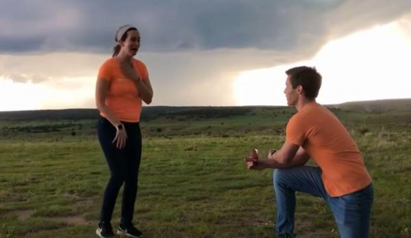 Cerere în căsătorie inedită: Un meteorolog şi-a cerut iubita de soţie în faţa unei tornade, în SUA