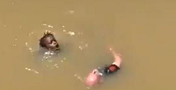 Gest impresionant: Un imigrant senegalez şi-a pus viaţa în pericol ca să salveze un bătrân căzut în apă, în timp ce martorii au scos telefoanele să filmeze, în Spania